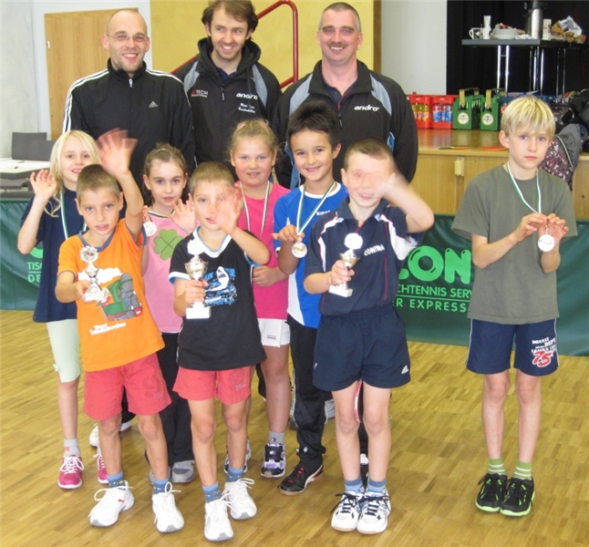 Jugend Stefan Heinzler, Vorstand Matthias Buchmüller und Sponsor Norbert Clour mit den teilnehmenden Schülern